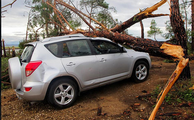 Ако сте имали несрећу да вам невреме у Грчкој оштети аутомобил - имате два избора!